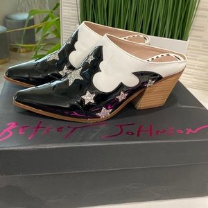 Betsey Johnson Patent leather Clogs